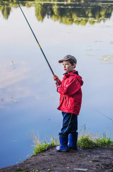 Pesca de verano en el estanque —  Fotos de Stock