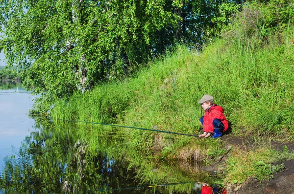 Menino pesca manhã de verão — Fotografia de Stock