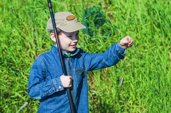 Ragazzo pesca in estate — Foto Stock