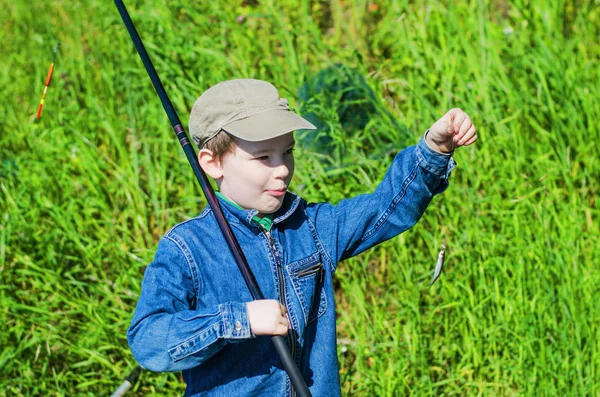 Ragazzo pesca in estate — Foto Stock