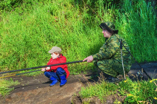 Otec a syn na letní rybaření — Stock fotografie