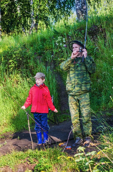 Padre e hijo en un viaje de pesca de verano —  Fotos de Stock