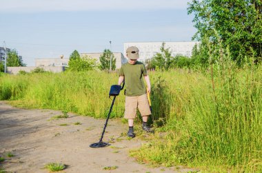 ciddi bir metal detektörü çocukla