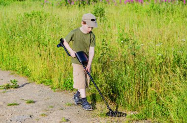ciddi bir metal detektörü çocukla
