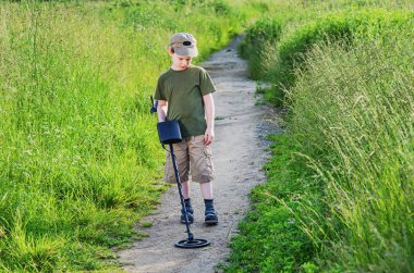ciddi bir metal detektörü çocukla