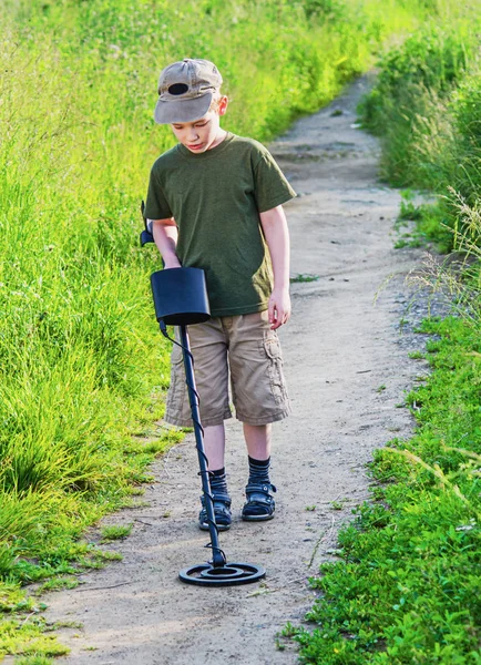 Menino sério com um detector de metais — Fotografia de Stock