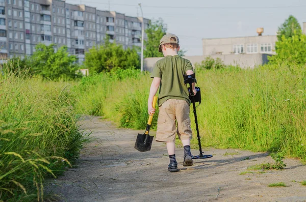 金属探知機を持った少年 — ストック写真