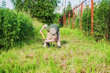 çocuk için hazine arıyor