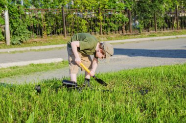 çocuk için hazine arıyor