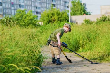 çocukla bir metal detektörü