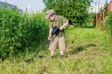 çocukla bir metal detektörü