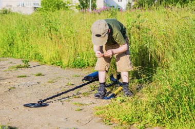 çocukla bir metal detektörü