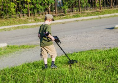 çocukla bir metal detektörü