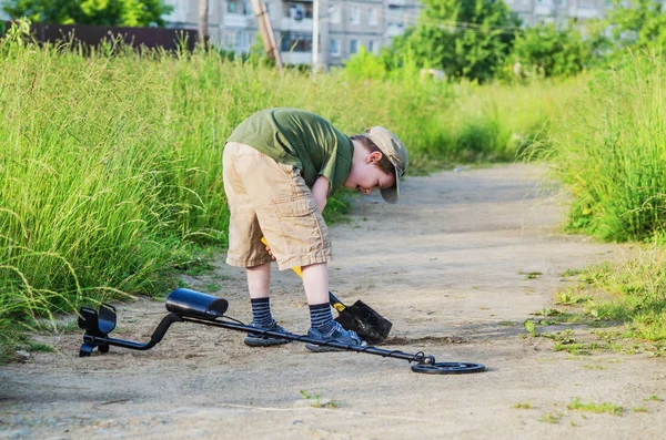 çocuk için hazine arıyor