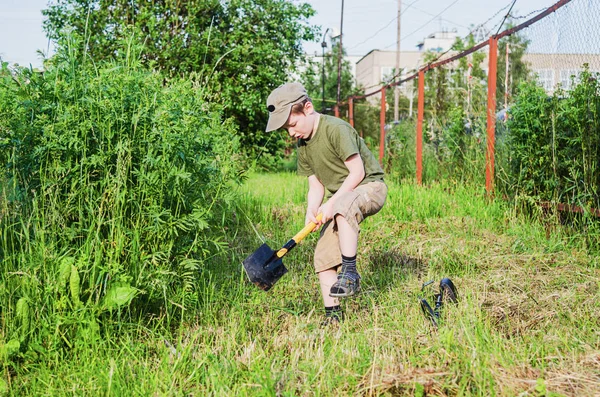 çocuk için hazine arıyor