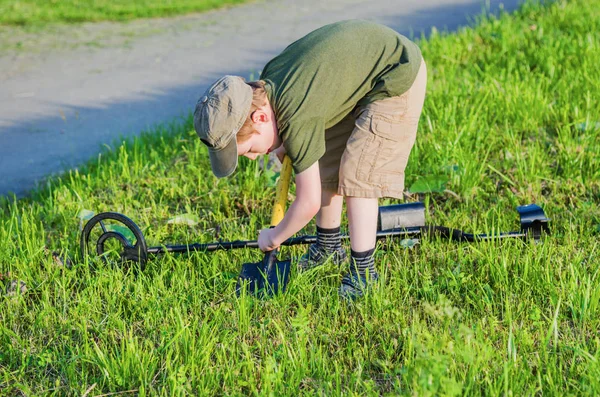 Boy is looking for treasure — Stock Photo, Image