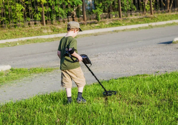 çocukla bir metal detektörü
