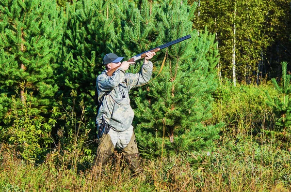 Hunter na polowanie w późnym latem — Zdjęcie stockowe