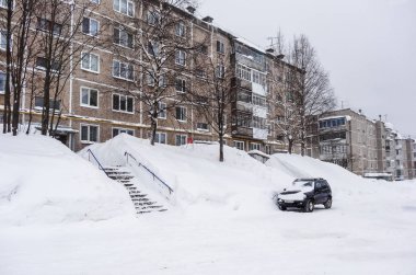 Rus kış. Avluda büyük snowdrifts