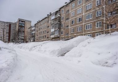 Rus kış. Avluda büyük snowdrifts