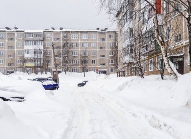 Rus kış. Avluda büyük snowdrifts