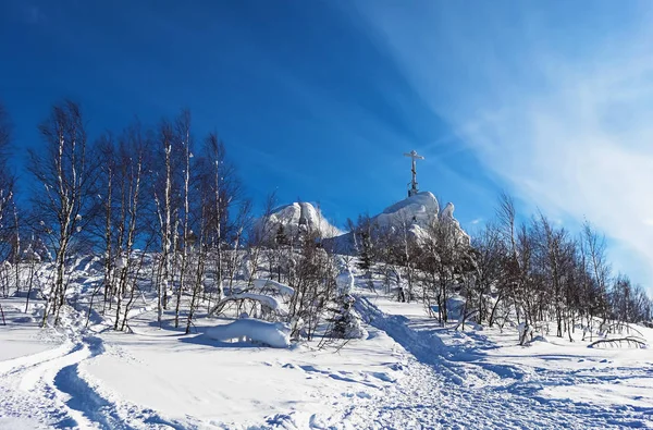 La croix au sommet de la montagne — Photo