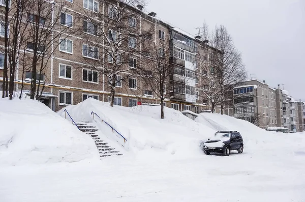 Rus kış. Avluda büyük snowdrifts
