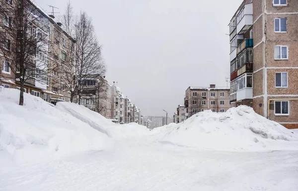 Rus kış. Avluda büyük snowdrifts
