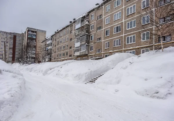 Inverno russo. Grandi cumuli di neve nel cortile — Foto Stock