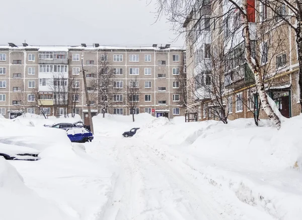 Rus kış. Avluda büyük snowdrifts