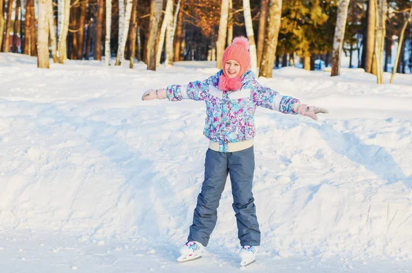 Mutlu kız buz pateni — Stok fotoğraf