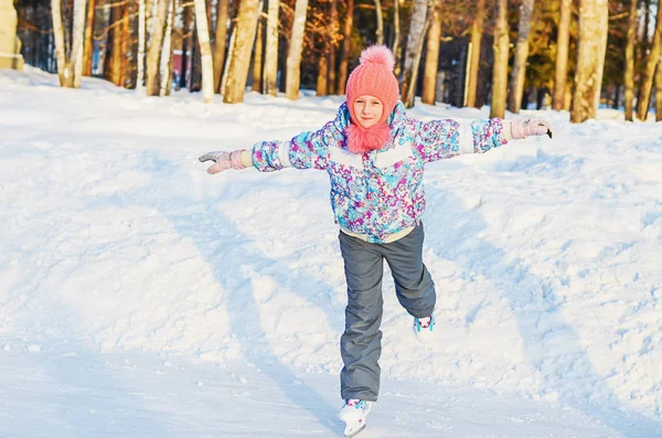 Счастливая девочка на коньках — стоковое фото