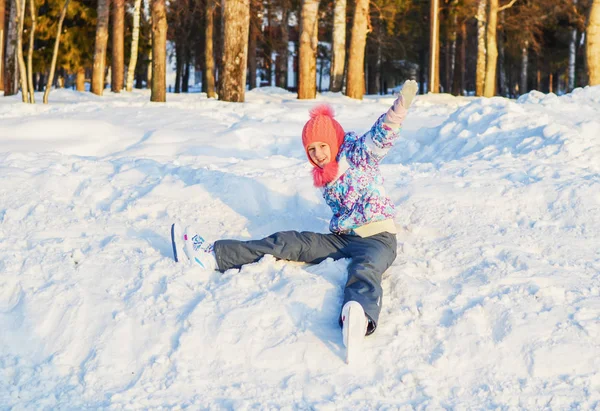 Menina feliz patinação no gelo — Fotografia de Stock