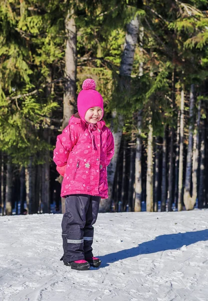 Vrolijke meisje op een winter wandeling — Stockfoto