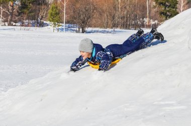 Küçük çocuk bir kış yürüyüş
