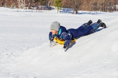 Küçük çocuk bir kış yürüyüş