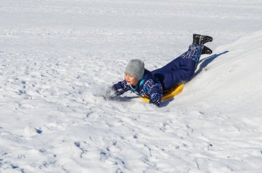 Küçük çocuk bir kış yürüyüş