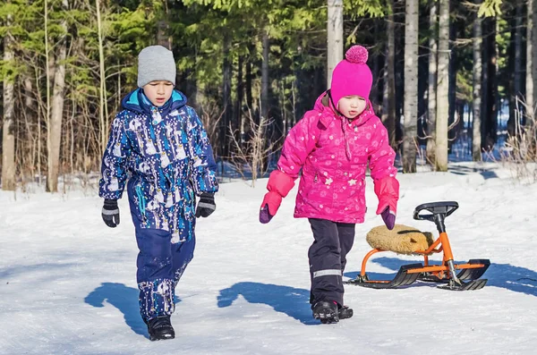 Les enfants roulent sur un scooter de neige — Photo