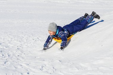 Bir kış yürüyüş küçük mutlu çocuk. 