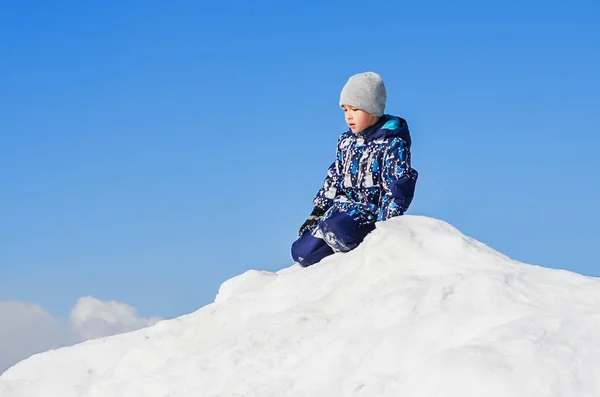 Маленький мальчик на зимней прогулке — стоковое фото