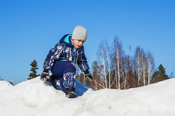 Menino em uma caminhada de inverno — Fotografia de Stock