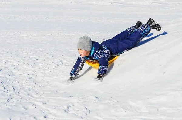 Bir kış yürüyüş küçük mutlu çocuk. 