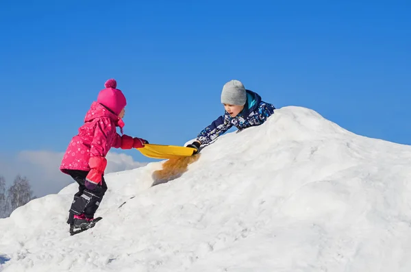 Young children playing on winter walk — Stock Photo, Image