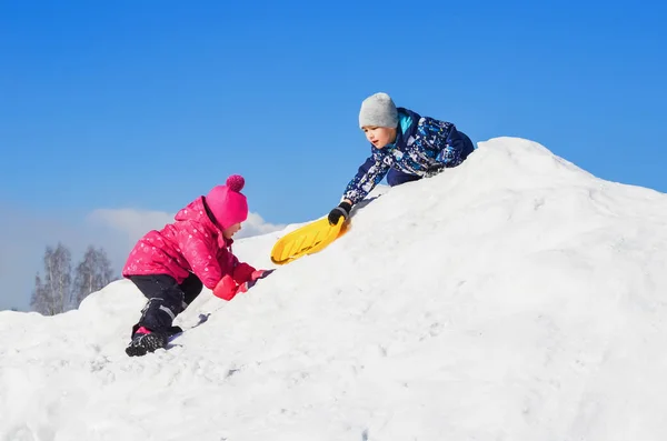 Маленькие дети играют на зимней прогулке — стоковое фото