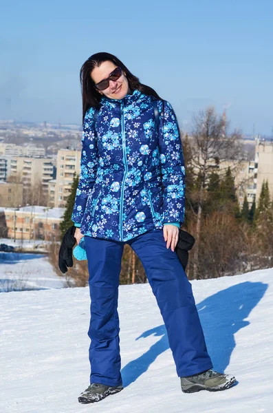 Beautiful woman on winter walk — Stock Photo, Image