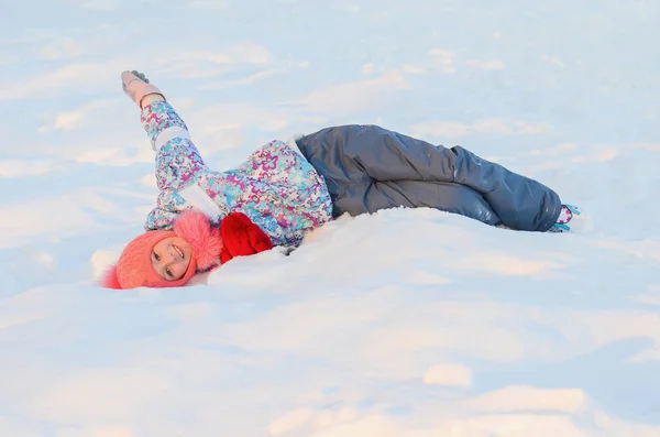 Niña patinadora está en la nieve —  Fotos de Stock