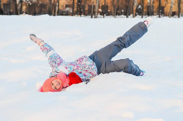 Девушка фигуристка в снегу, она позирует для камеры — стоковое фото