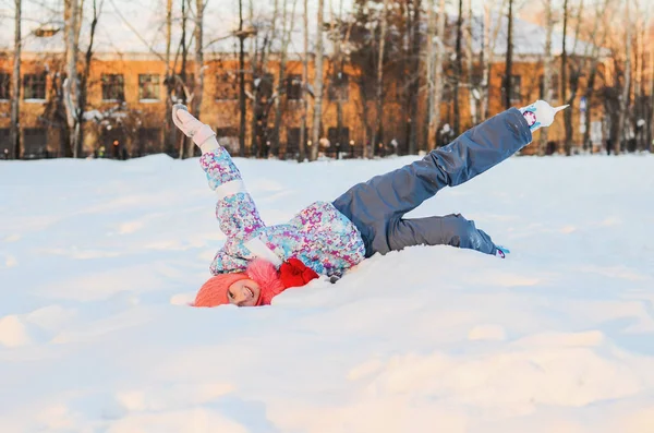 Skaterin liegt im Schnee — Stockfoto