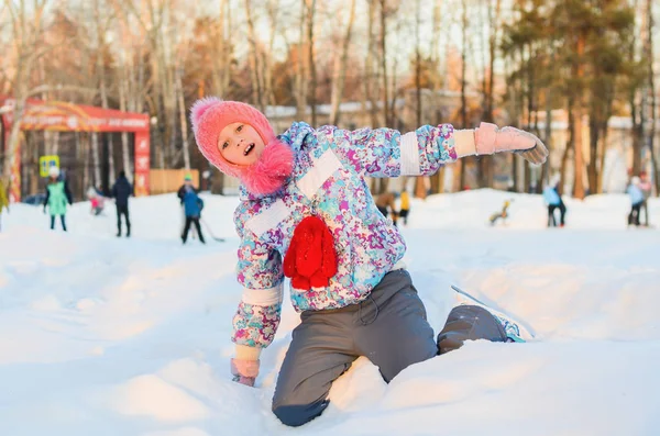 Girl skater is in the snow — Stock Photo, Image