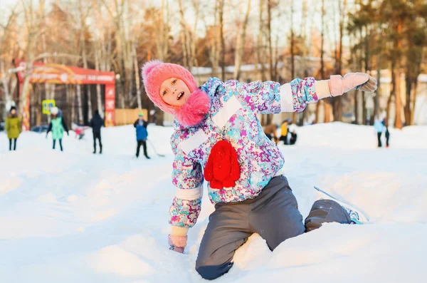 Girl skater is in the snow — Stock Photo, Image